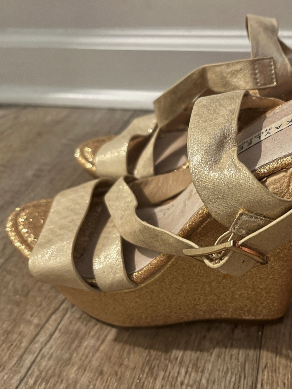 Kayleen by Los Angeles Gold Sparkly Wedges – Women’s 7.5